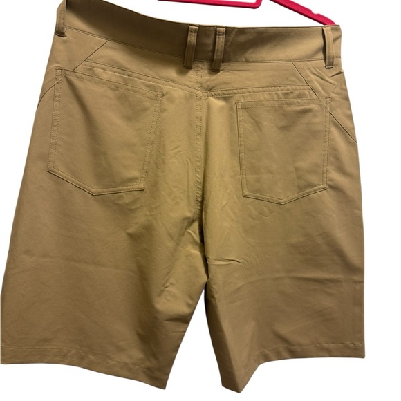 Oakley Men's Khaki Flat Front Shorts 
REGULAR FIT - Picture 2 of 10